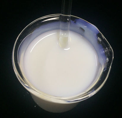 Silicona líquida de color blanco lechoso Amodimeticona y Ceteartrimonium Cloride y Trideceth-12 en productos para el cabello