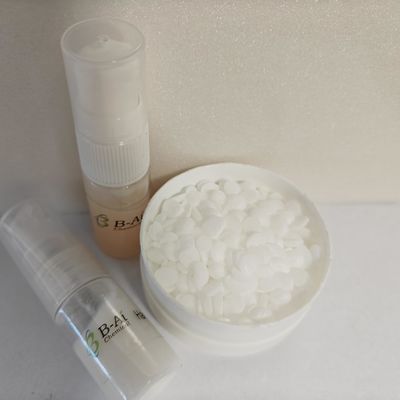 Surfactante catiónico alcalino y estable en forma sólida de color blanco a amarillento para almacenamiento a temperatura ambiente
