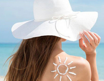 Cas 6197-30-4 Líquido de filtro UV de Octocrilene protege la piel del envejecimiento prematuro utilizado en productos para el cuidado solar