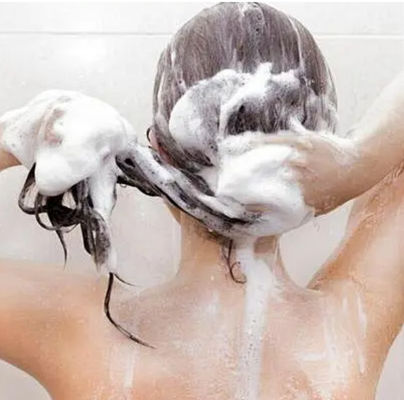CAS 65497-29-2 Cationic Guar Hydroxypropyltrimonium Cloride para el cabello, mejora el peinado seco y húmedo del cabello